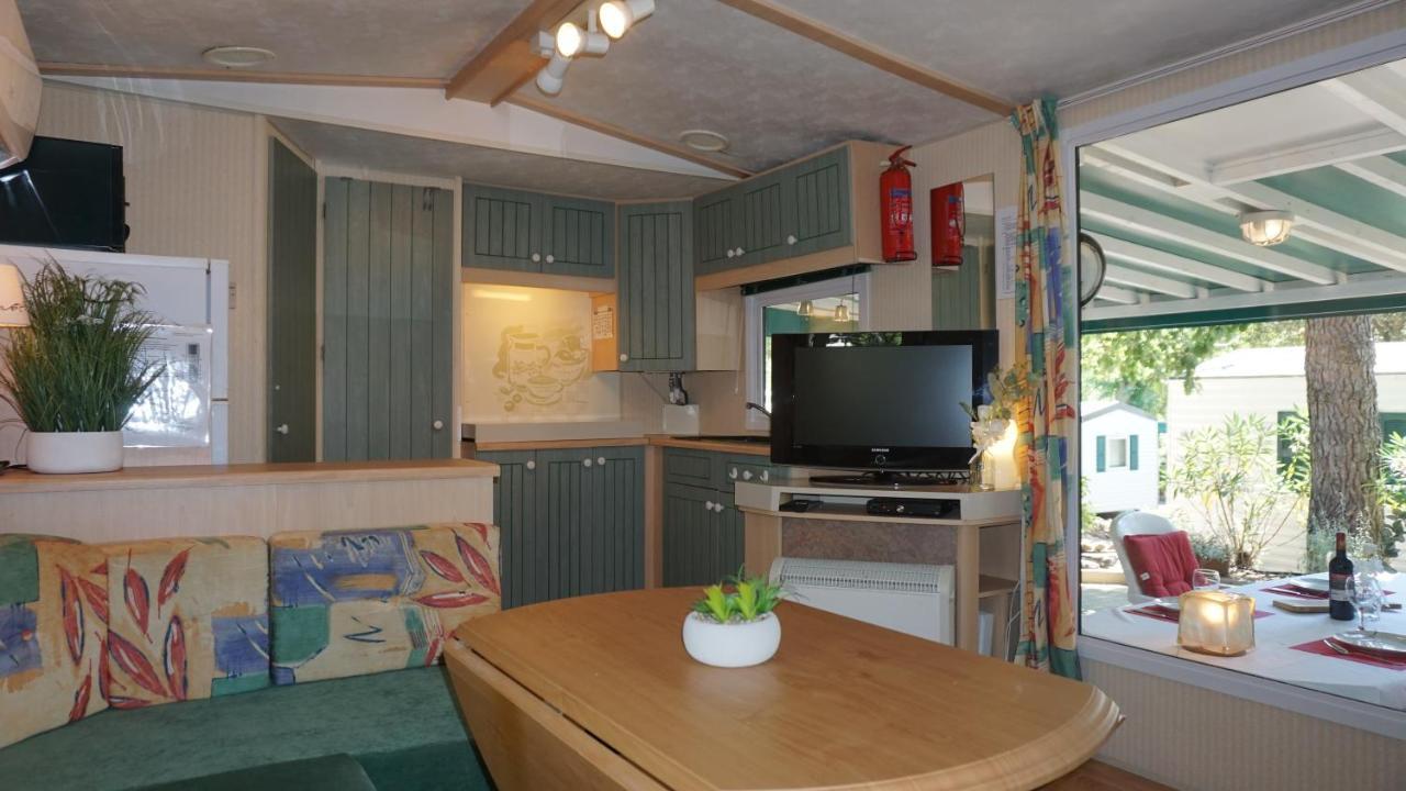 Chalets Met Buitenkeuken Op Camping Lei Suves - Joycasa Roquebrune-sur-Argens Exterior photo