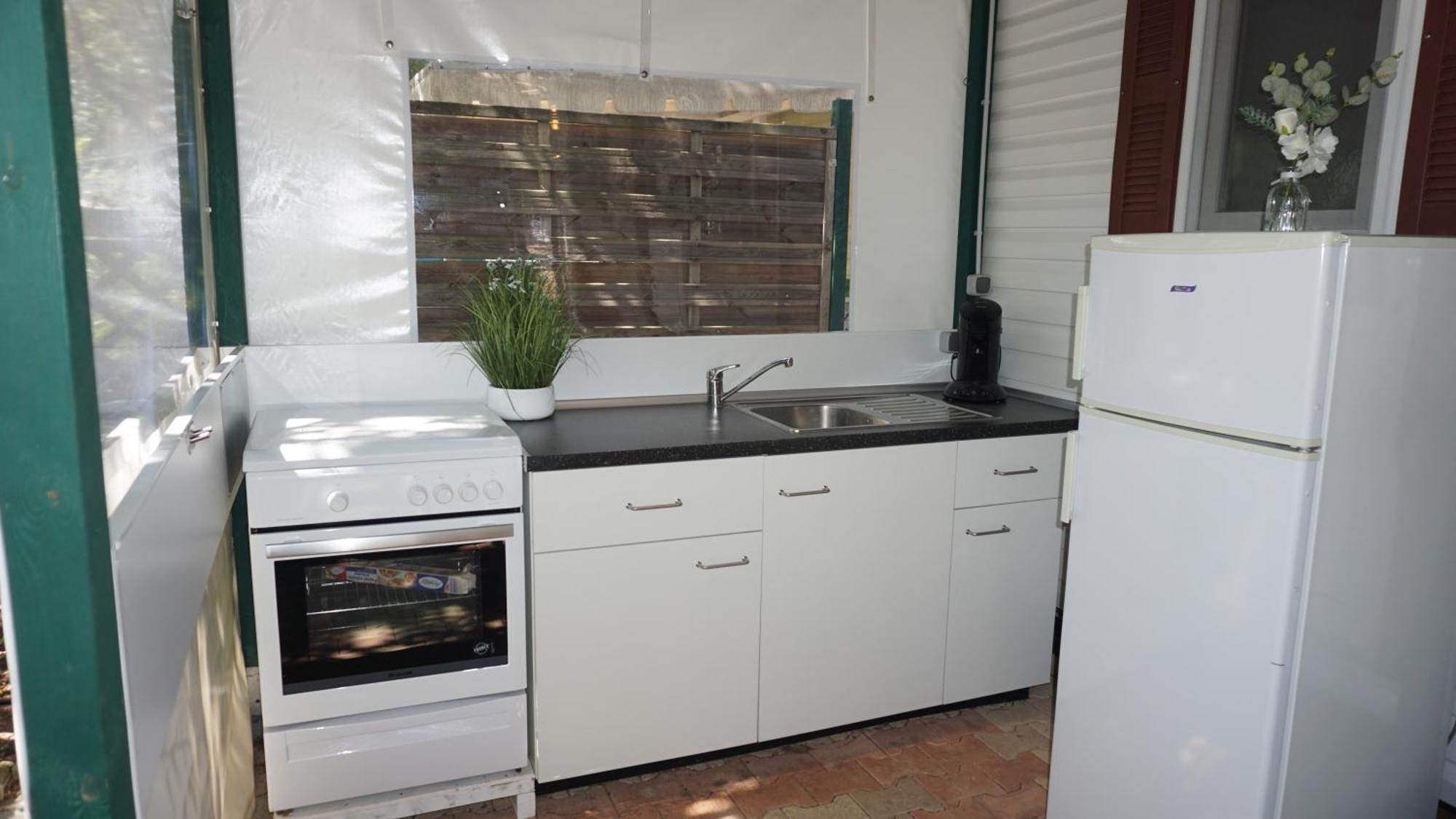 Chalets Met Buitenkeuken Op Camping Lei Suves - Joycasa Roquebrune-sur-Argens Room photo