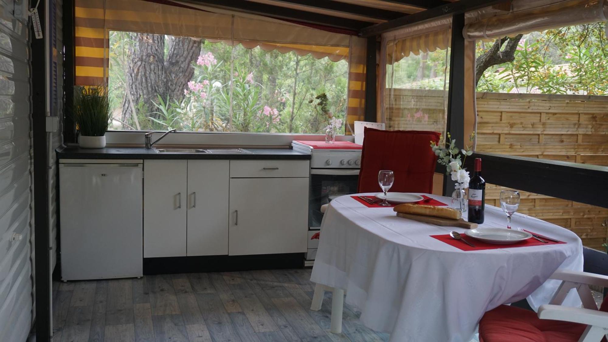 Chalets Met Buitenkeuken Op Camping Lei Suves - Joycasa Roquebrune-sur-Argens Room photo
